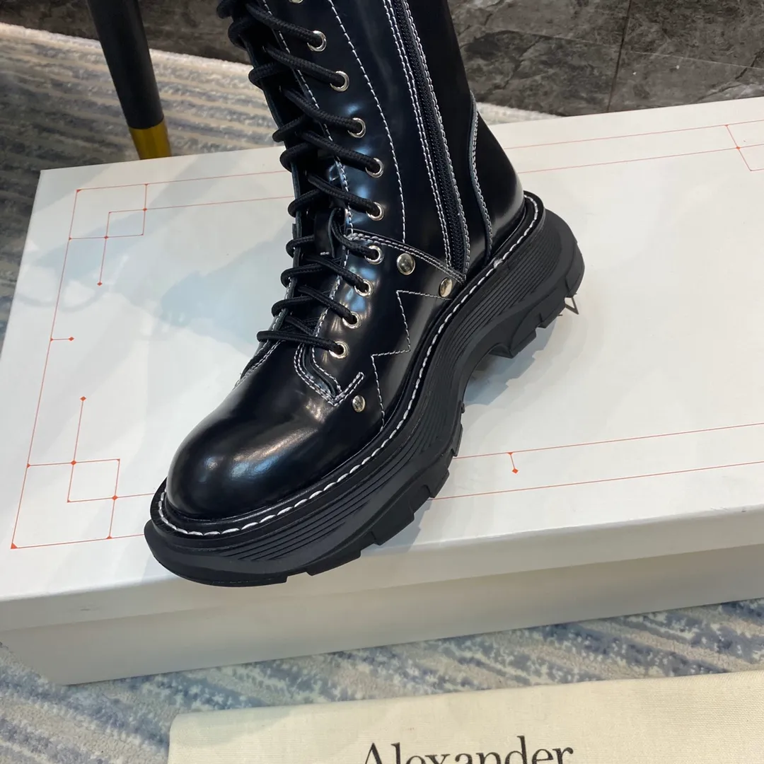 👟👟Ex-factory price 760👟👟MCQ McQueen boots ▪️The latest new color series of Alexander McQu**▪️2020s counter ────────────────This can completely replace its previous popular white shoe series 🎉 It is not picky about the foot shape at all, and it looks great on the foot ▪️Upper: exclusive custom-made original open-edge beaded cowhide ▪️ Inside: original customized sheepskin ➕ genuine leather welt ▪️Exclusive molded original outsole Anti-slip T👟👟Factory price U outsole Size 35-39 [40 can be customized and non-refundable]